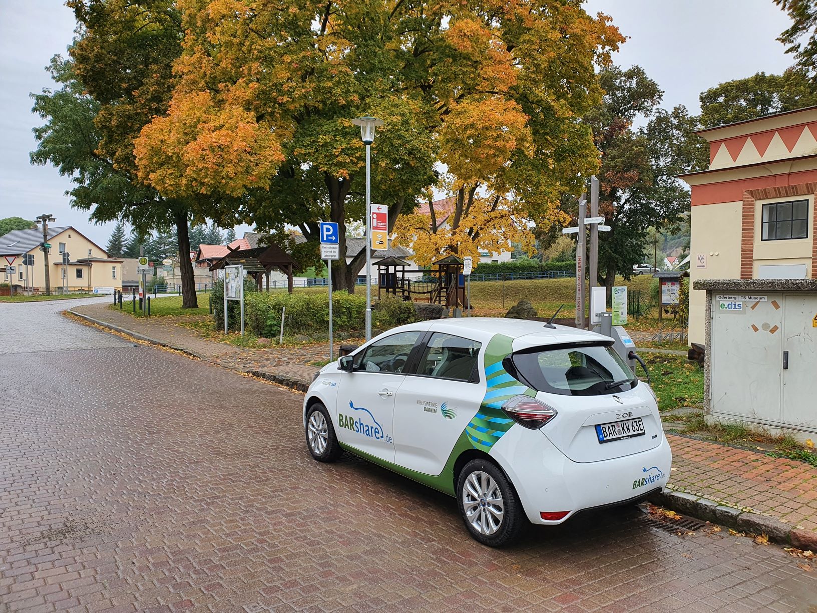 Einer von drei weiteren BARshare-Standorten: Ein Renault ZOE kann ab sofort  in der Hermann-Seidel-Straße in Oderberg ausgeliehen werden. (Foto: KWB)