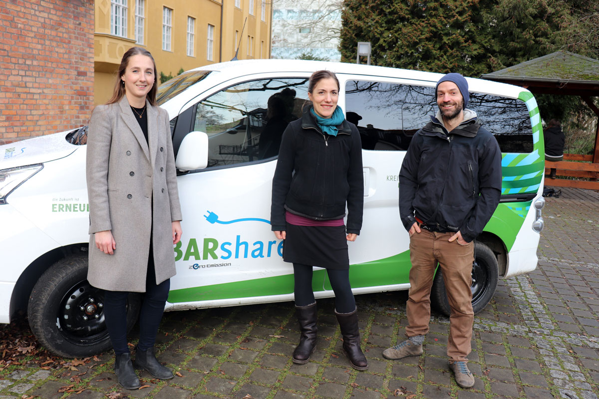 Saskia Schartow (Projektleiterin BARshare), Julia Mügel-Aksünger und Henning Golüke (beide Klimaschutzmanager der HNEE) nehmen das BARshare-Fahrzeug in Empfang. (Foto: HNEE)
